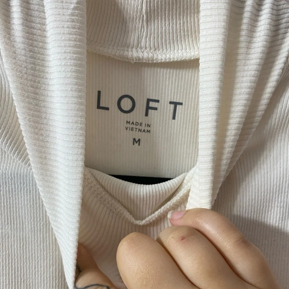 NWT LOFT Ribbed Mock Neck Shell 🚩 SOLD OUT COLOR - Picture 4 of 5